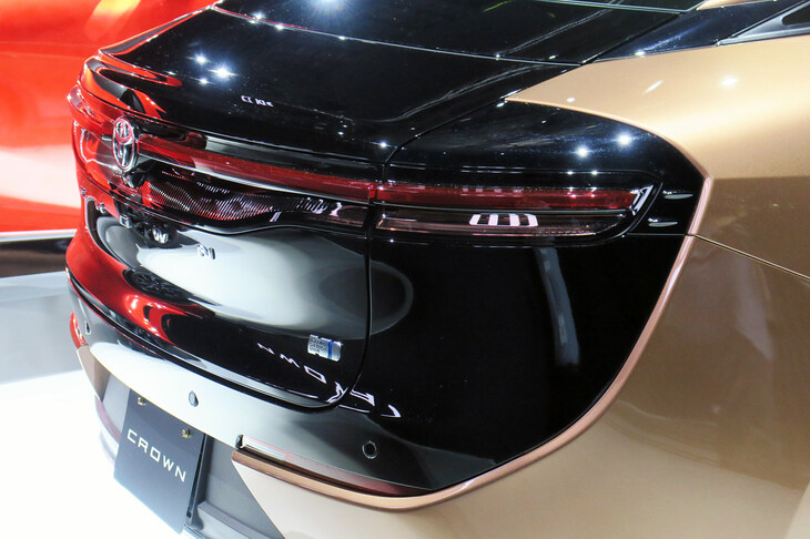 トヨタ・クラウン クロスオーバー（リアコンビランプ）