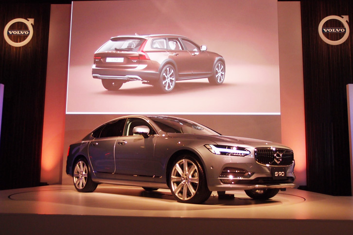 ボルボのフラッグシップモデルである新型「S90／V90／V90クロスカントリー」が登場！ その走りが気になる人は、下野康史さんの試乗記をどうぞ。