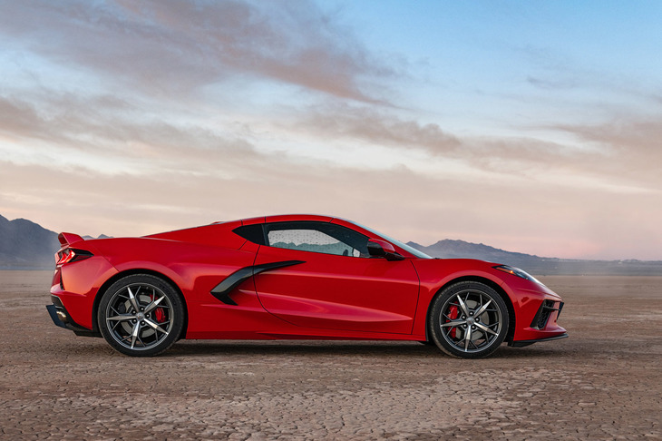 ボディーサイズは全長×全幅×全高＝4630×1934×1234mm、ホイールベース＝2722mm。前後のオーバーハングが短く、前進したキャビンが特徴だ。