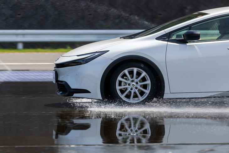 ウエット路面において、80km/hからフルブレーキで停止するまでの距離は、新品の「プライマシー5エナジー」では平均29.43m、残溝2mmまで摩耗した同タイヤでは平均42.5mという結果に。ウエットブレーキング性能を約４.5％向上させたとうたうとおり、摩耗後でも十分な制動距離を確保していることが確認できた。
