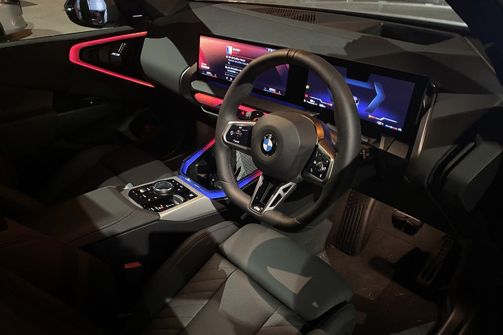 コックピットにはメーターパネルとコントロールディスプレイを一体化させ、運転席側に傾けることで視認性を高めたタッチ式の「BMWカーブドディスプレイ」が採用されている。