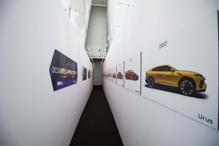 中にを進むと、ランボルギーニ歴代モデルの写真パネルが、市販車両の登場順に展示されていた。