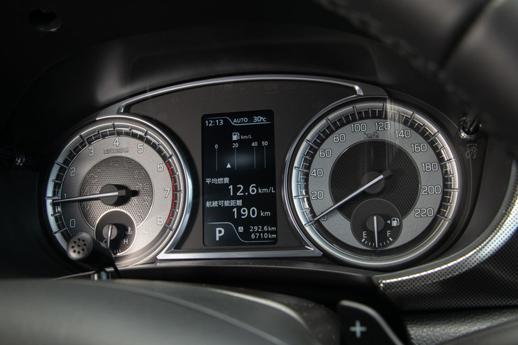 メーターはシンプルなアナログタイプの2眼式。中央部のインフォメーションディスプレイは、マイナーチェンジによりフルカラーとなった。