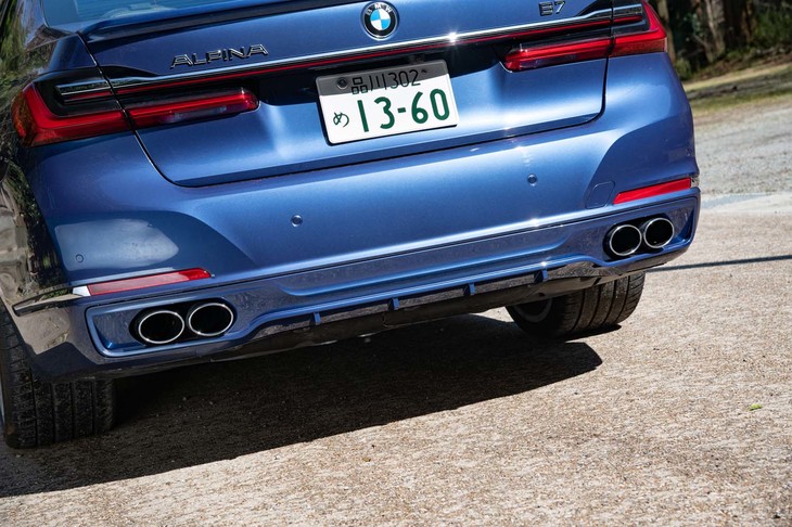 リアまわりではバンパーに埋め込むようにレイアウトされた4本出しのエキゾーストパイプがアルピナ専用。スポーティーかつエレガントであるのがアルピナ流だ。