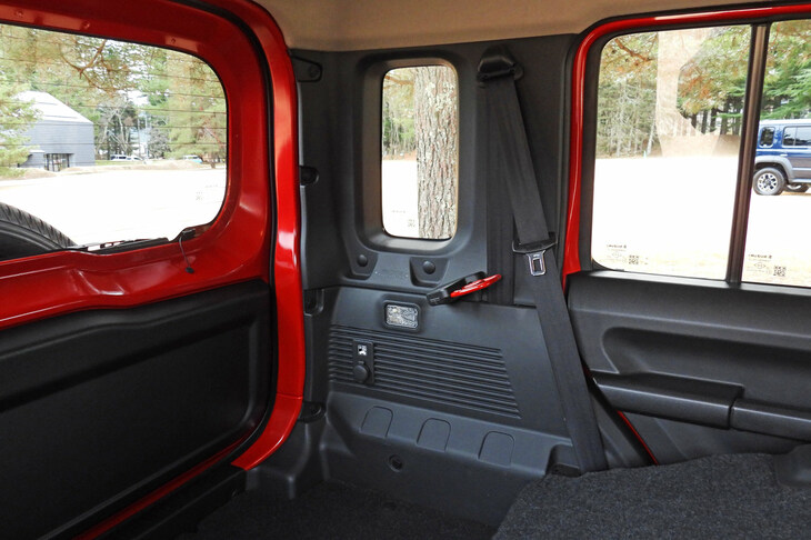 リアクオーターウィンドウの周囲はトリムでカバーされている。