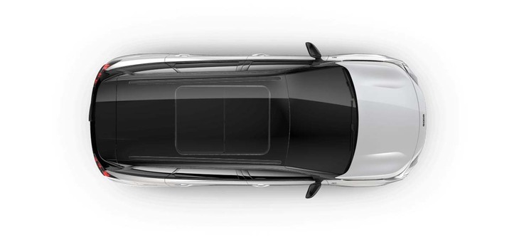 いずれのモデルにもパノラミックサンルーフが標準装備される。