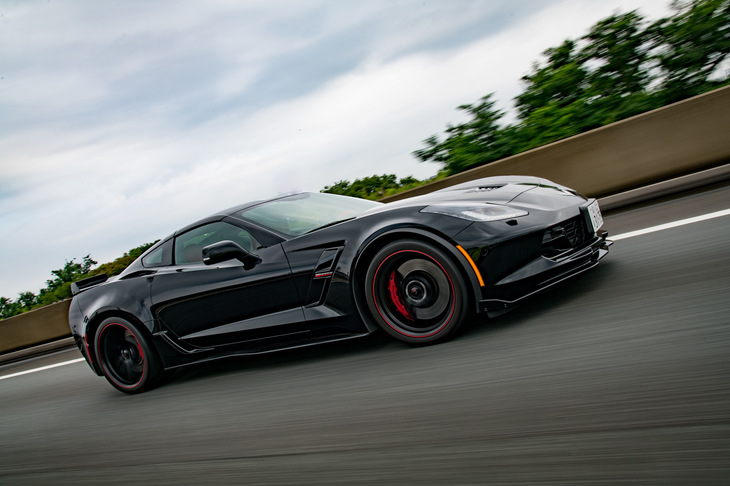 四輪独立懸架のサスペンションに横置きのリーフスプリングを組み合わせた足まわりも、C2から受け継がれる「コルベット」の伝統だった。