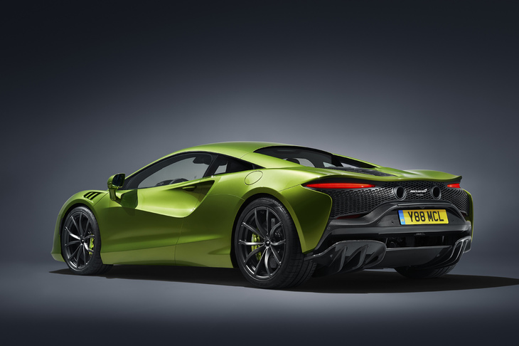 カーボンファイバーとアルミニウムが用いられた軽量なボディーも「アルトゥーラ」の特徴。ハイブリッドパワートレインを搭載しながら、乾燥重量は1395kgと、ガソリンエンジンを搭載する同クラスのスーパースポーツ並みに抑えられている。