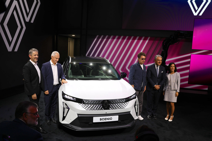 報道関係者公開日のメッセ会場にて。ルノーは「セニックE-Techエレクトリック」を公開した。BEVのみの展開。同社は1991年に、初代セニックのコンセプトカーを同じドイツのフランクフルトで発表したことも強調した。