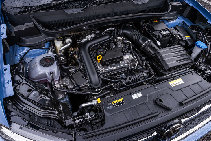 日本に導入される「Tクロス」のエンジンとトランスミッションは、全モデルで共通。エンジンは最高出力116PS/5500rpm、最大トルク200N・m/2000-3500rpmの1リッター直3ターボ、トランスミッションはデュアルクラッチギアボックスの7段DSGとなる。