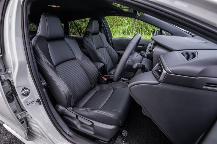 「W×B」グレードのシート表皮は合成皮革＋レザテックのコンビネーションで、ブラック（写真）が標準仕様となる。試乗車はステアリングヒーターと運転席／助手席シートヒーターのセットオプション（2万7500円）を装着していた。