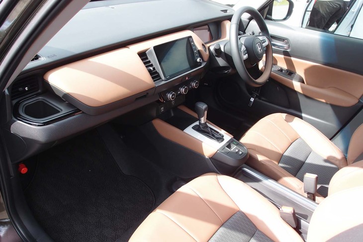 レザー仕立てのインテリア。上級グレード「リュクス」は、エクステリアがメッキモールでドレスアップされる。