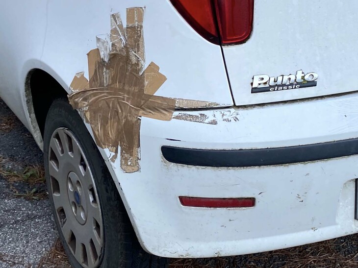 ガムテープによってバンパーを補修した2代目「フィアット・プント」。2022年9月に撮影。以下のスナップはいずれも2022年にシエナで撮影。