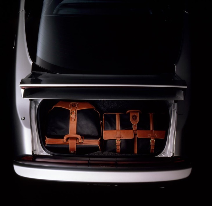 初代「NSX」で特徴的だったのが、リアエンドに設けられたトランクルーム。高性能スポーツカーでありながら、ゴルフバッグを積んで出かけることもできた。