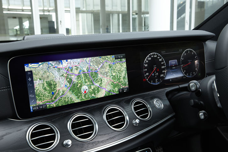 インストゥルメントパネルには、12.3インチの高精彩ワイドディスプレイが横一列に並ぶ。