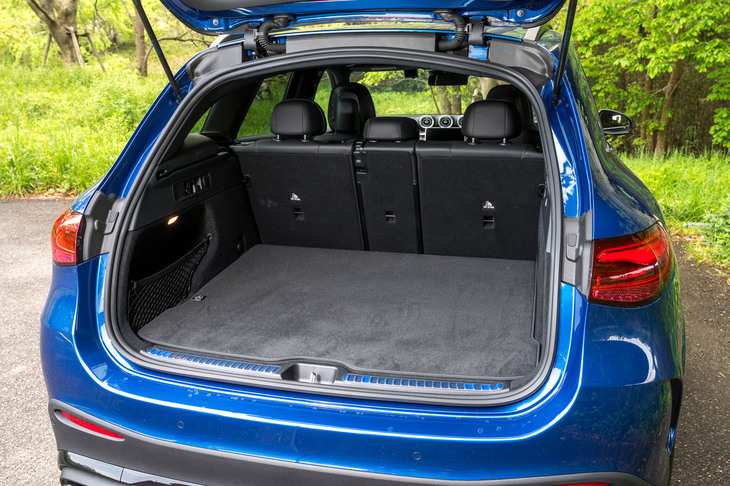 荷室の容量は620～1680リッター。カーペットをめくると床下収納もある。