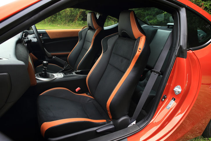 「GT“リミテッド”」のシート。表皮には本革と、パーフォレーション加工を施したアルカンターラが使われている。