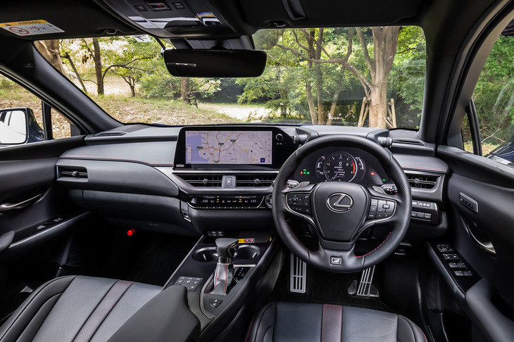 今回の改良で、12.3インチの大型タッチディスプレイを用いたマルチメディアシステムを導入。インパネやコンソールの形状変更、スイッチレイアウトの見直しなどに加え、アルミ製のフットレストとスカッフプレートも新たに装備された。