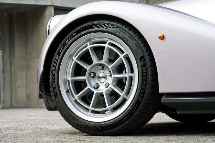 アロイホイールは18インチの「スーパーライト」（写真）と19インチの「マルチスポーク」、そして19インチ鍛造の「エアロライト」の3種類。標準装備の18インチでも重さは1本あたり10.8kg、さらにオプションのエアロライトは9.7kgと、歴代モーガンのなかでも最軽量のホイールとなっている。