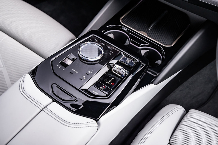 センターコンソールのスイッチパネルに、トグルスイッチ式のシフトセレクターや「iドライブ」のコントローラーなどを整然と配置。スイッチパネルは、アームレストに腕を置くと自然な操作位置になるよう、前方に向かって傾斜がつけられている。