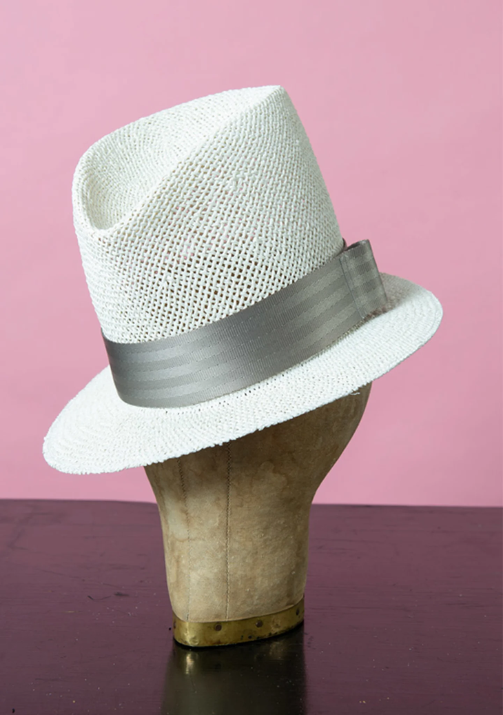 ホワイトのメッシュには、シルバーのシートベルトが組み合わされる。