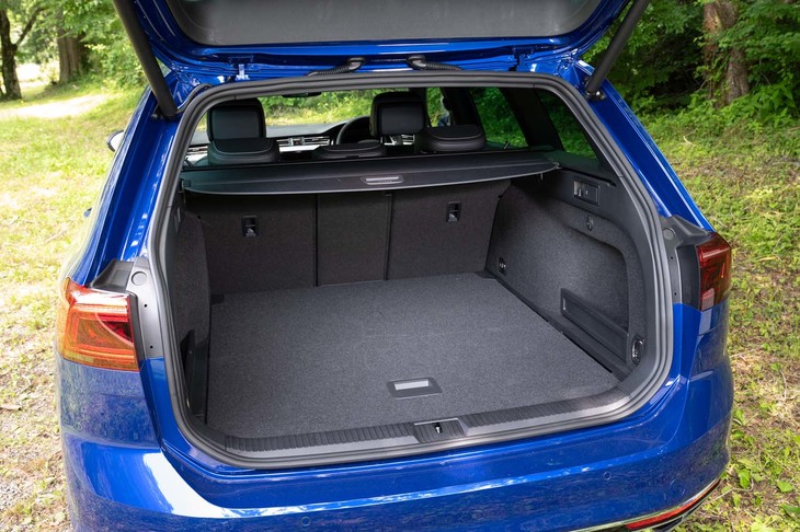 ラゲッジスペースの容量は650～1780リッター。奥行きと幅があって高さもある圧巻のスペースだ。