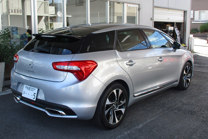 「DS 5 2.0HDi 160」のリアビュー。