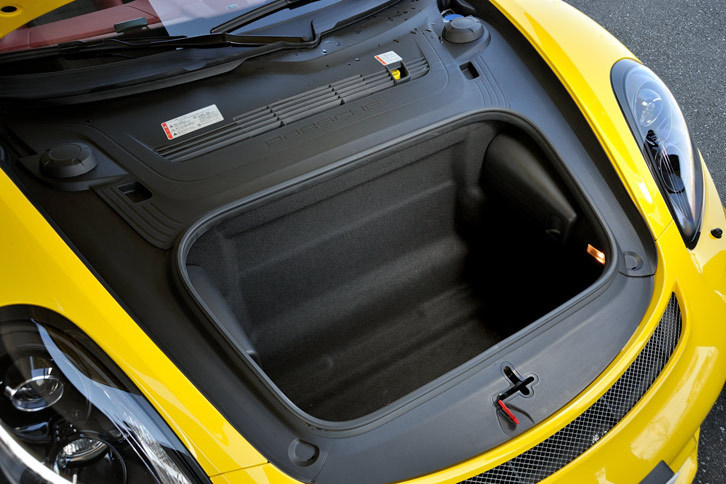 「ボクスター」の他のモデルや「ケイマン」と同じく、フロントにも150リッターのトランクルームが備わる。