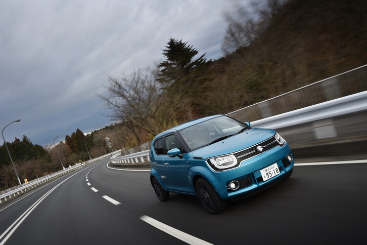 車両重量は「ハイブリッドMG」のFF車が850kg、同4WD車が890kg、その他のグレードはFF車が880kg、4WD車が920kgとなっている。