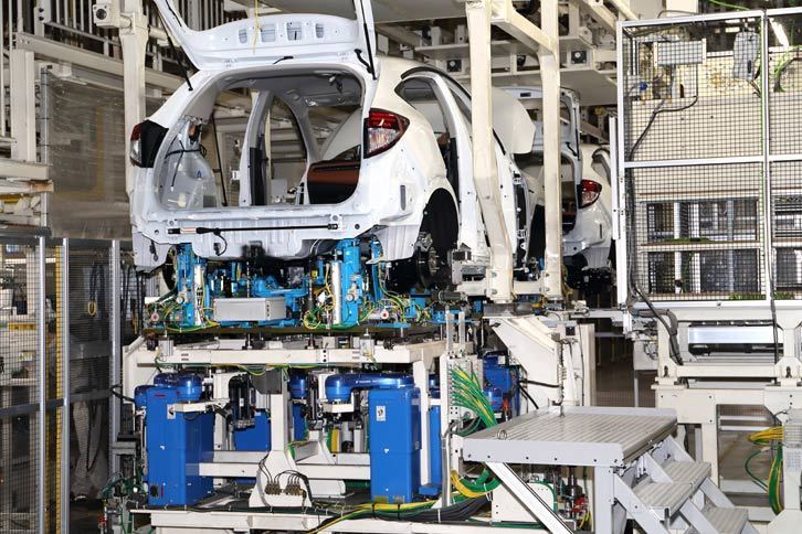 フロントとリアの足まわりを組み付ける「マルチサスペンションマウント工程」。車体が浮かないように下に引っ張りながら、下から差し入れるようにして足まわりが組み付けられる。