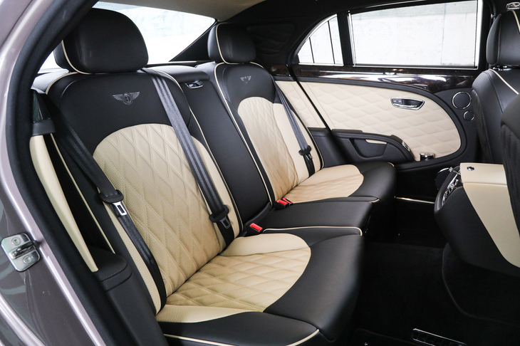 試乗車では3人掛けのリアシートを採用していたが、左右をセパレート化した4人乗車のフル4シーター仕様も選択できる。