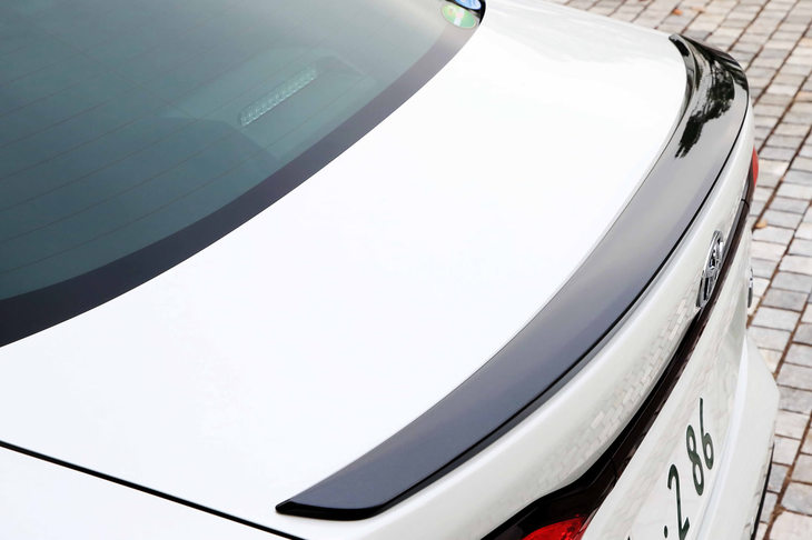 「W×B」のトランクリッドには、ダークメタリック塗装のリップスポイラーが添えられる。