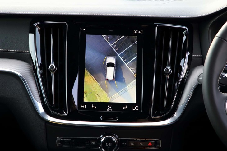 360°カメラは全車に標準装備。周囲が広く映るのがボルボ車の特徴で、非常に使い勝手がいい。