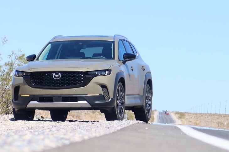 「CX-50」の最低地上高は、ターボエンジン搭載車の場合で8.6インチ（約218mm）が確保されている。ちなみに「CX-5」の同値は210mm。