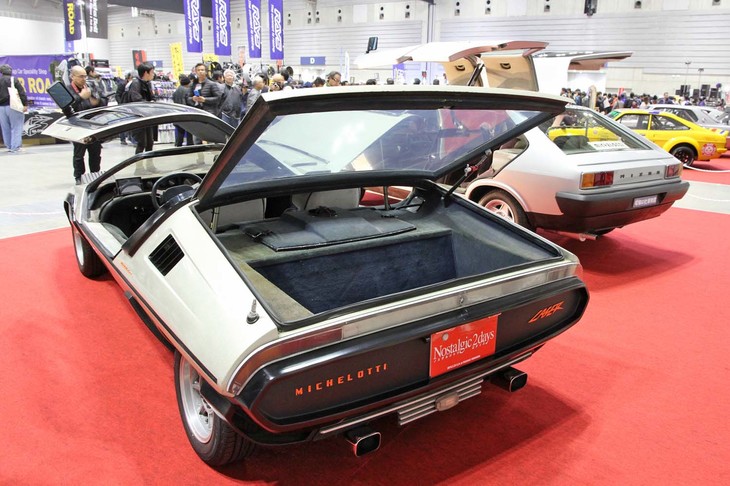 「レーザー」の後ろ姿。深く、意外に容量があるラゲッジスペースを持つ。ホイールはハヤシストリートで、もちろんノンオリジナル。