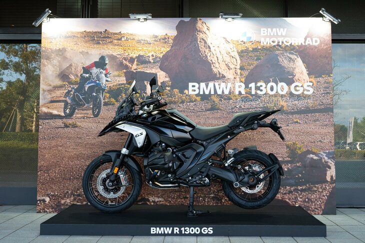 2023年9月に発表、同年11月に日本でも発売された「R1300GS」。従来モデルから90％以上のパーツが刷新されており、操作性や走行安定性の向上、機能・装備の強化が図られている。