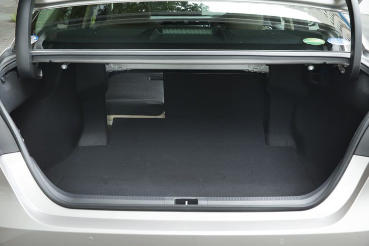 トランクルームの容量は、5人乗車時で524リッター。写真左奥のように、後席の背もたれを倒すことで積載スペースを拡大できる。