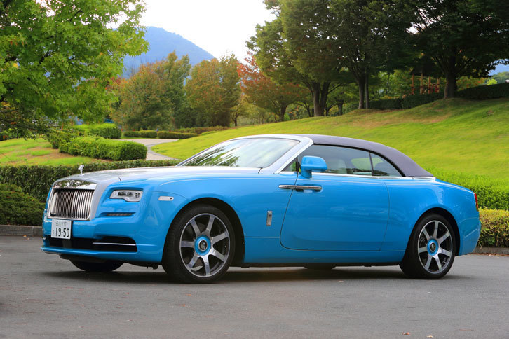 「ドーン」は2ドアクーペ「レイス」をベースしたオープントップモデルだが、そのボディーパネルは、実に80％が同車専用の形状となっている。