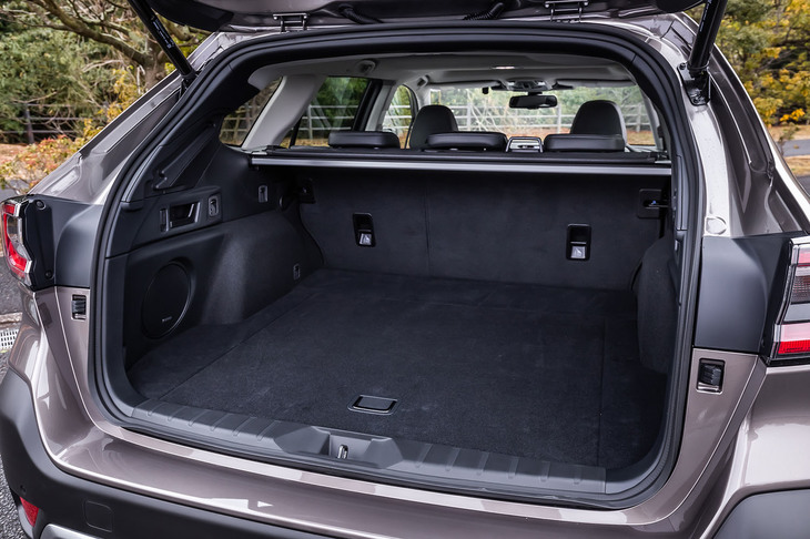 荷室容量は5人乗車時で561リッター。フロア上部が522リッターでフロア下の予備スペースが39リッターとなっている。トノカバーは取り外し式でフロア下に収納できるほか、軽くたたくと上にはね上がる新機構も採用されている。