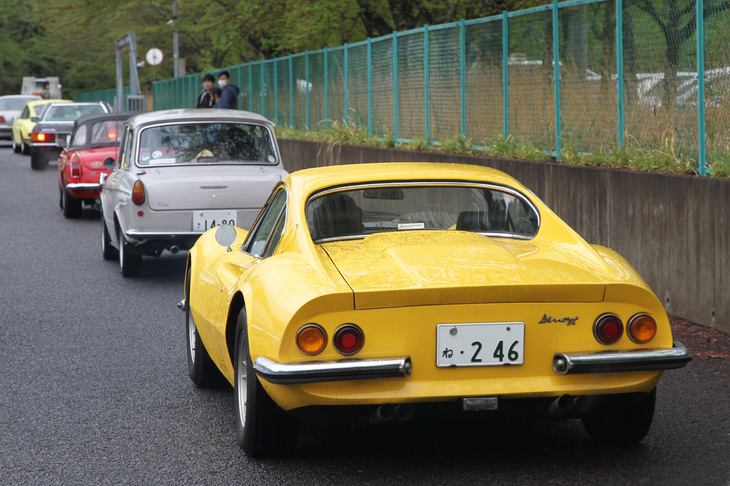 連なって会場を後にする「ポルシェ911T」「メルセデス・ベンツ500SL」「MGB」「トヨタ・パブリカ」、そして「ディーノ246GT」など。