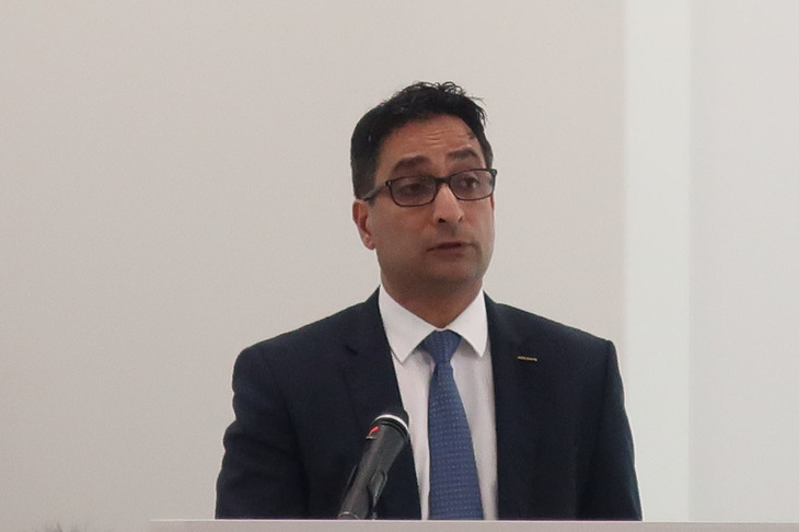 プレゼンテーションを行った、日産のアフリカ・中近東・インド マネジメントコミッティー担当であるペイマン・カーガー専務執行役員。