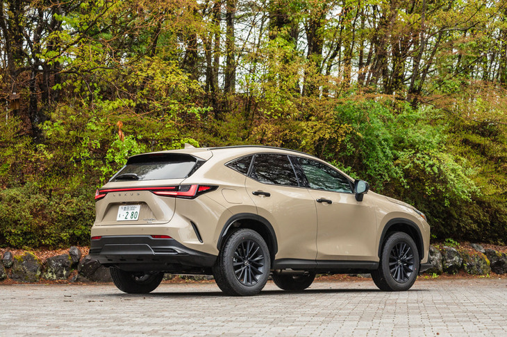 標準装備の電子制御式可変ダンパー「AVS」は“オーバートレイル”専用のセッティング。悪路走行に合わせた柔らかめの乗り味だ。