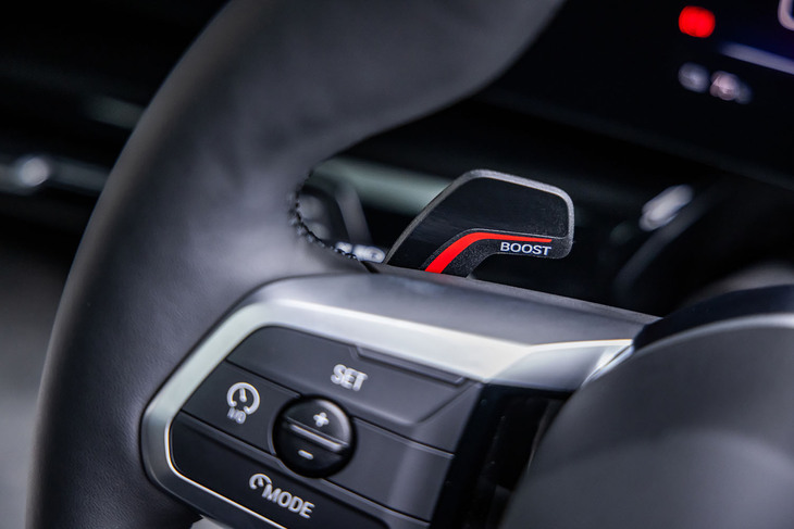 ステアリングホイールの左側にパドル型のスポーツブーストスイッチを配置。パドルを長引きすると10秒間だけパワーアップするブースト機能が作動する。メーターパネル内で10秒のカウントダウンが行われるのも同機能の特徴だ。