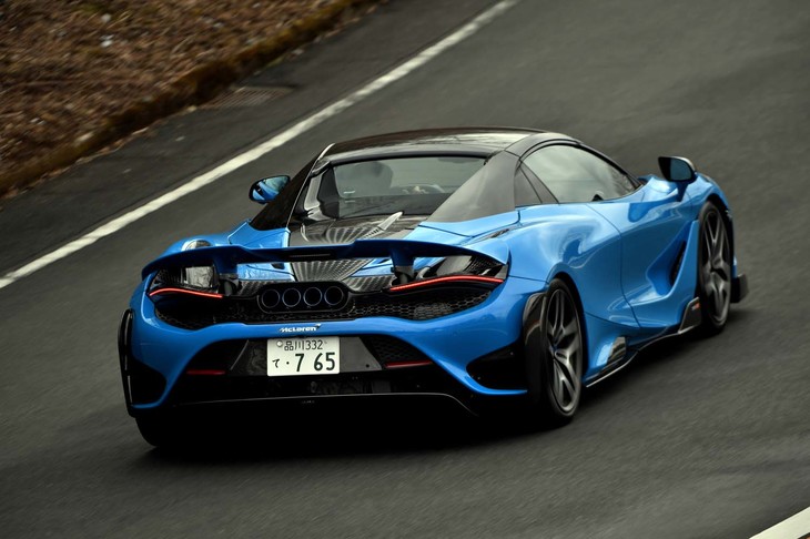 【マクラーレン765LTスパイダーのスペック】
	ボディーサイズ：全長×全幅×全高＝4600×1930×1193mm／ホイールベース：2670mm／車重：1388kg（DIN）／駆動方式：MR／エンジン：4リッターV8 DOHC 32バルブ ツインターボ／トランスミッション：7段AT／最高出力：765PS（563kW）/7500rpm／最大トルク：800N・m（81.6kgf・m）/5500rpm／タイヤ：（前）245/35ZR19 93Y／（後）305/30ZR20 103Y（ピレリPゼロ トロフェオR）／燃費：12.3リッター/100km（約8.1km/リッター 欧州複合モード）／価格：4950万円
	
	【取材時の燃費データ】
	テスト距離：219.6km（市街地1：高速道路7：山岳路2）／使用燃料：35.0リッター（ハイオクガソリン）／参考燃費：6.3km/リッター（満タン法）／6.1km/リッター（車載燃費計計測値）