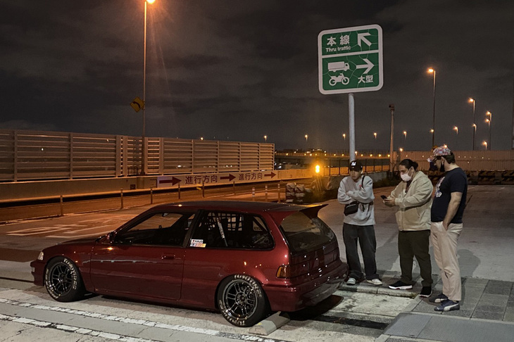 私のかつての愛車でもあり、「グランドシビック」と呼ばれたEF型「ホンダ・シビック」に集まる首都高・辰巳PAの訪日外国人。彼らは古い日本車が大好きなようで、最新の「GRカローラ」には、さして興味を示さなかった。不思議だ。