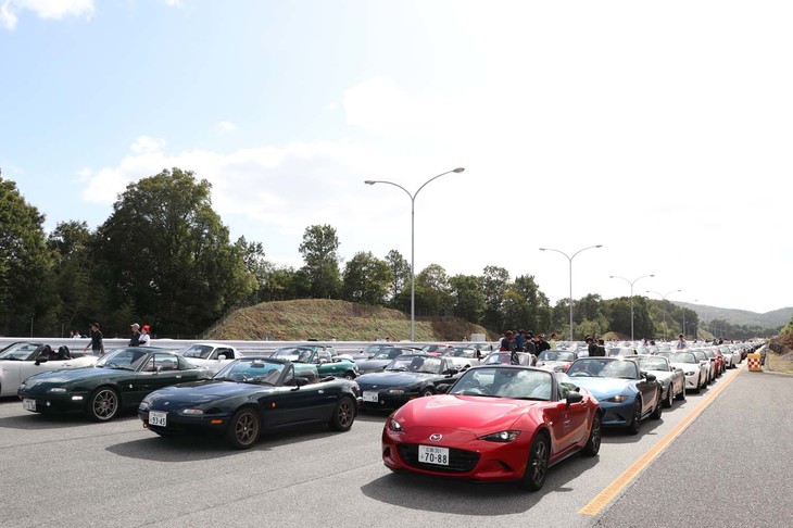 高速外周路に並べられたロードスター。この外周路を使い、パレードランが行われた。