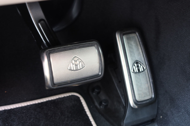 メルセデス・マイバッハS680エディションノーザンライツ（アクセルペダルおよびブレーキペダル）