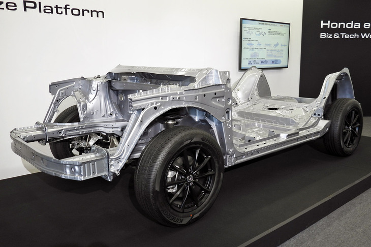 次世代の中型ハイブリッド車用プラットフォーム。ボディーをしならせる新しいボディー剛性マネジメントや、新しい衝突安全技術の採用とそれに伴う設計の効率化により、大幅な軽量化を果たしている。