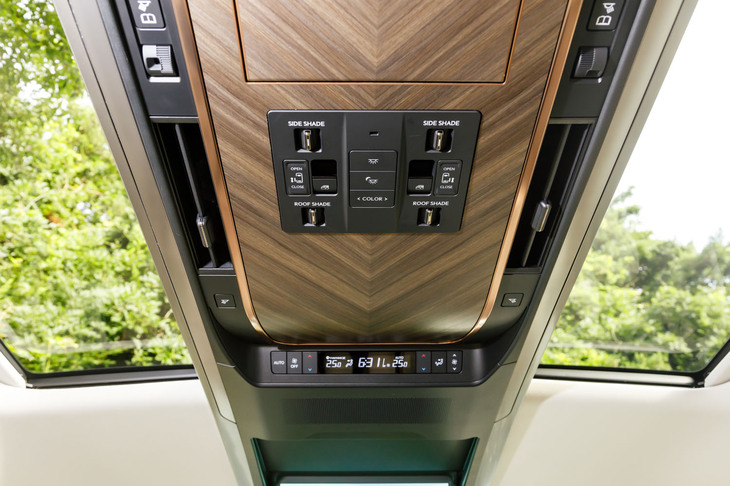 オーバーヘッドコンソールには日本古来の矢羽根（やばね）がモチーフのヘリンボーンパターンを採用。リアルなウッドではなく4層の立体印刷によって表現している。