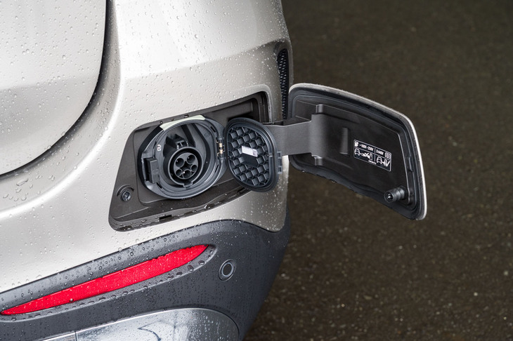 普通充電ポートはリアバンパーの左端に備わっている。出力6kWまでに対応する。